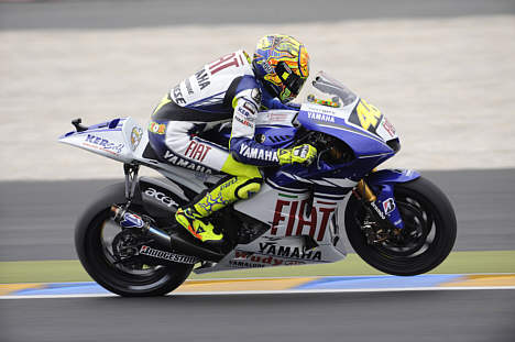 Valentino Rossi kørte sig Fiat Yamaha til sejr i Frankrigs Grand Prix i Le Mans og skrev ved samme lejlighed et nyt kapitel i historiebøgerne.